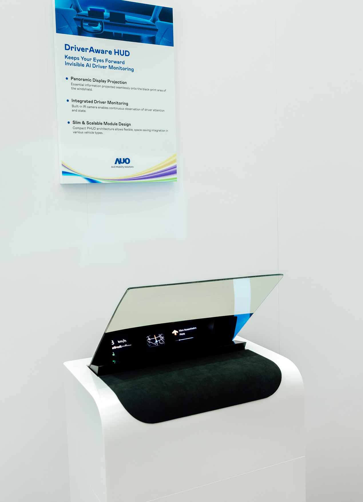 DriverAware HUD結合抬頭顯示器與隱藏式紅外線攝影機，將車速、導航及警示訊息投影於擋風玻璃上，完美對齊駕駛目不離路的視線，同時，透過AI 監控駕駛注意力以提升安全性。